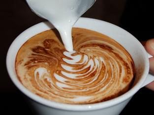 Latte Art Cappuccino direkt mit der Siebträgermaschine gefertigt