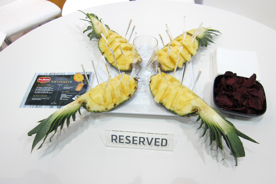 Aufgeschnittene Ananas im Meeting Raum auf der Fruit Logistica.